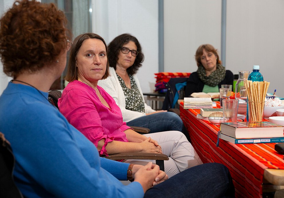 Bad Vilbel: Hauskreis, eine Gruppe evangelischer Christen trifft sich regelmäßig in einer Privatwohnung oder Wohnhaus von einem Mitglied des Kreises um gemeinsam über private Dinge und Glaubensfragen zu sprechen und gemeinsam zu beten. Hier bei Familie Mühlhans in der Feststraße 21.