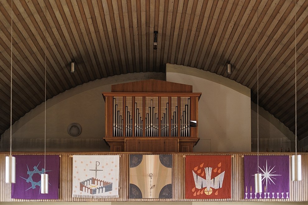 Blick auf die Orgelempore der Ev. Kirche Rennerod. An der Brüstung die Antependien.