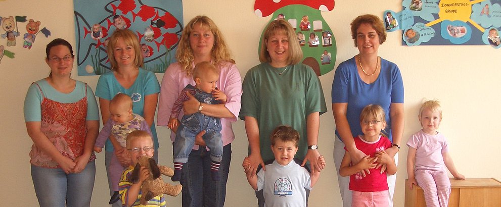 Familien der Spiel- und Krabbelgruppen nach Neurenovierung des Krabbelgruppenraumes