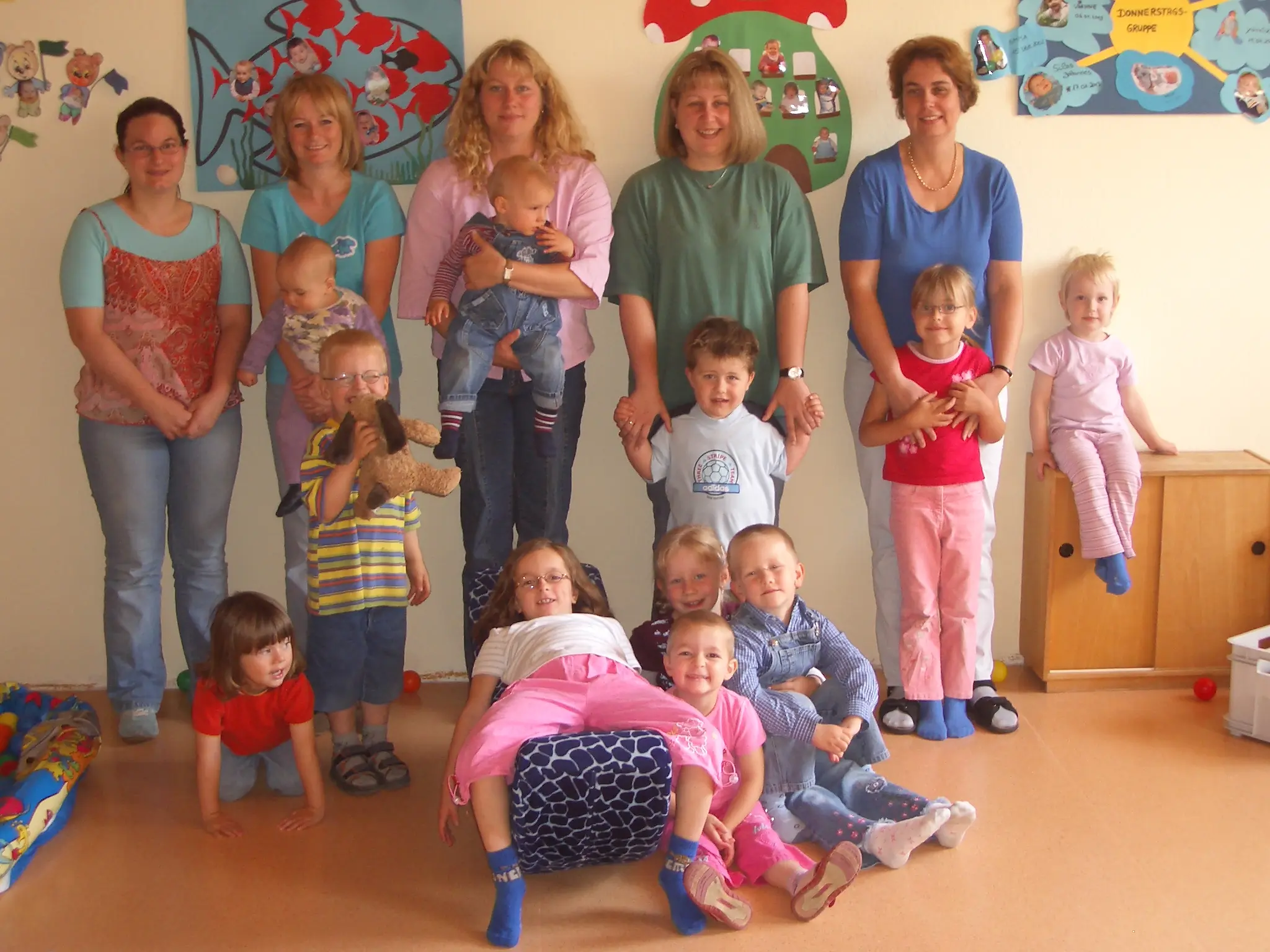 Familien der Spiel- und Krabbelgruppen nach Neurenovierung des Krabbelgruppenraumes
