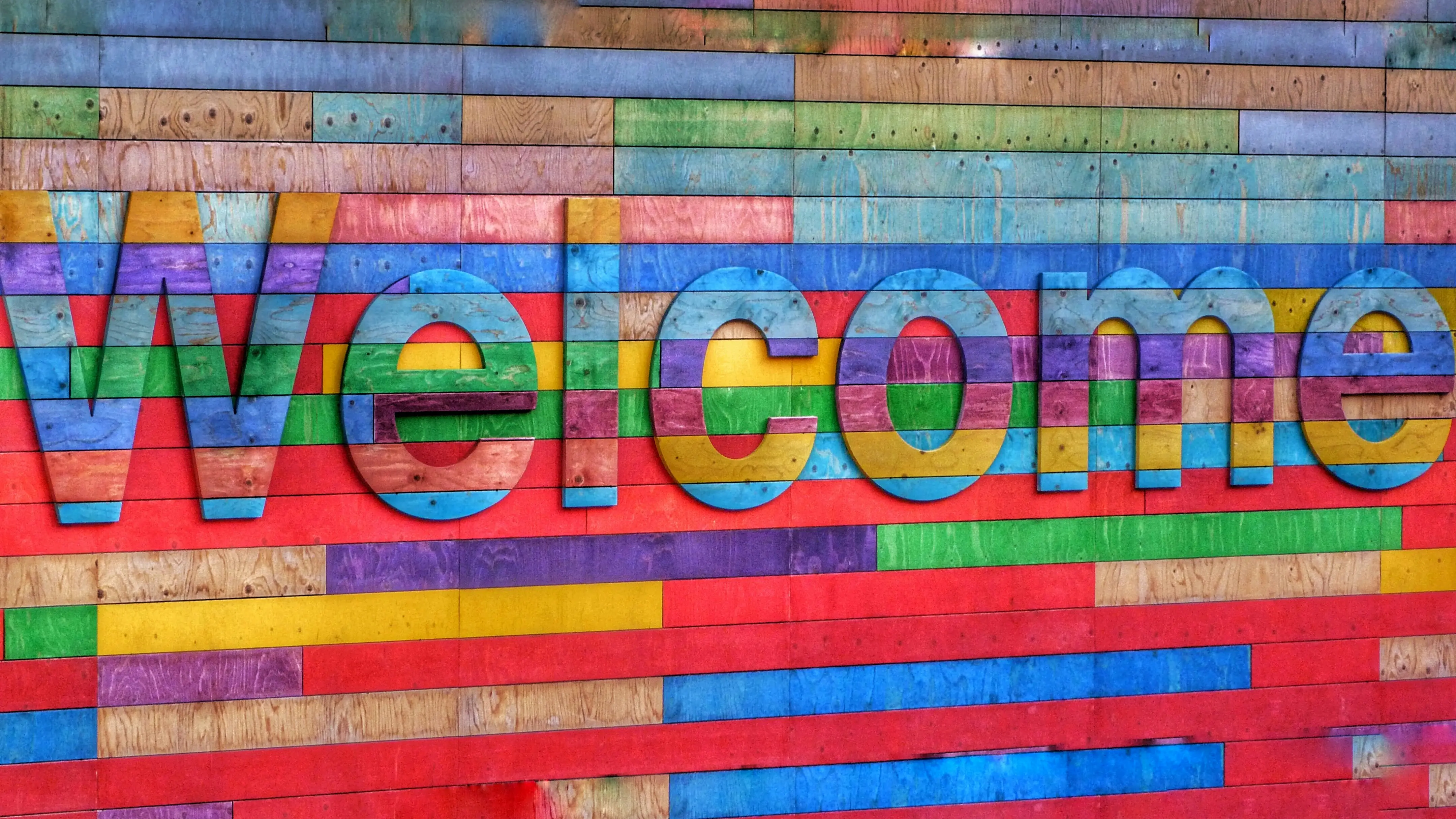Bunte Wand mit Welcome-Schriftzug