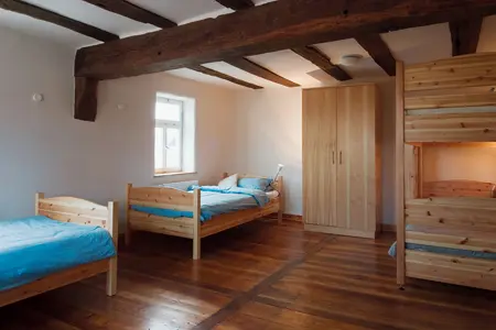 Zimmer mit Einzel- und Stockbetten