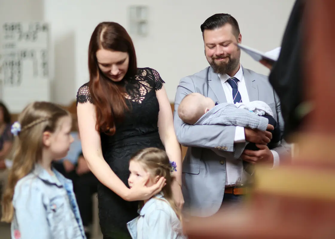 Familie mit drei Kindern in der Kirche