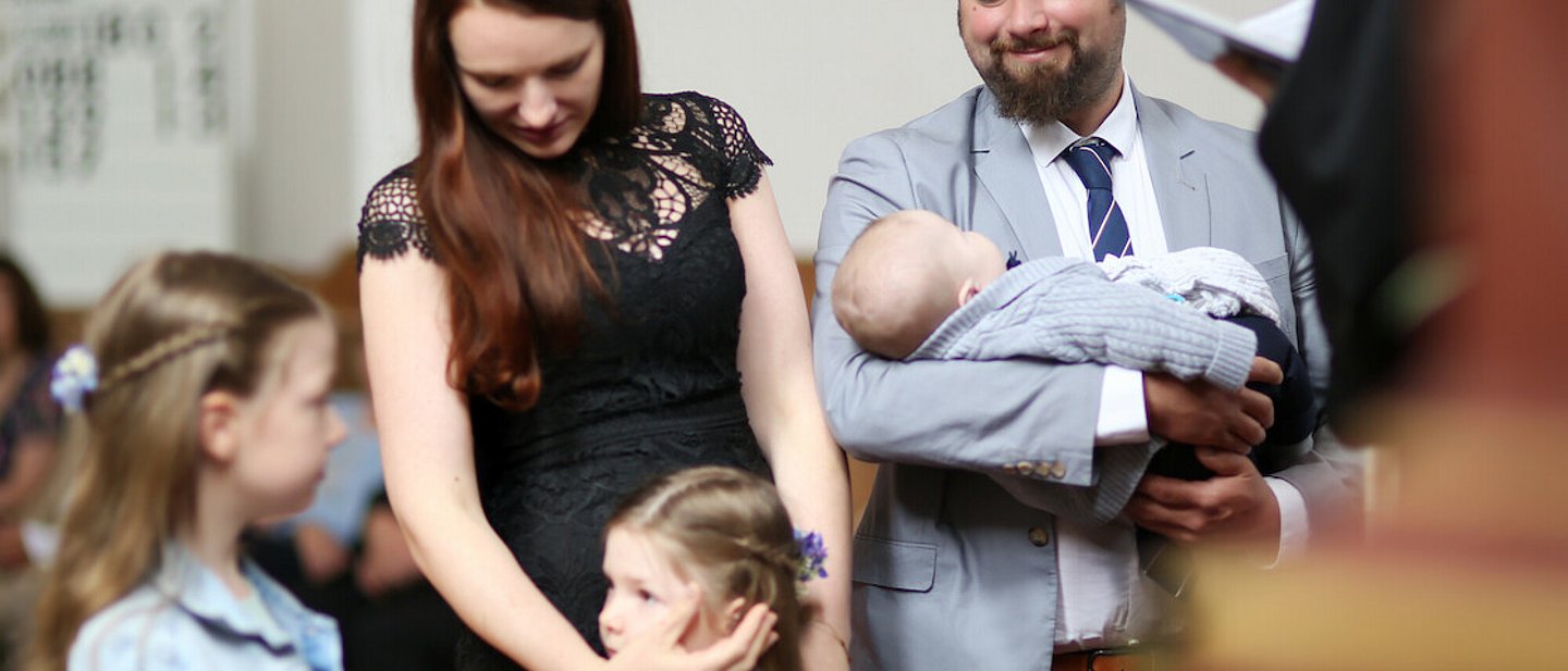 Familie mit drei Kindern in der Kirche