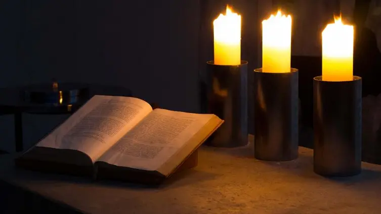 Altar im Kerzenlicht
