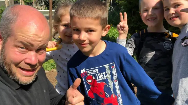 Die Fotos zeigen die Kinder der KiTa während ihrer Erdbeerplanzaktion.