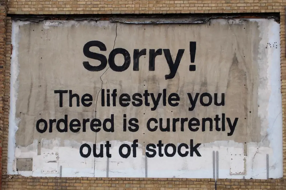 Zu sehen ist ein Schild mit der Aufschrift: Sorry! The Lifestyle you ordered is currently out of stock.