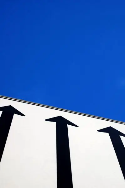 Schild mit drei Pfeilen nach oben