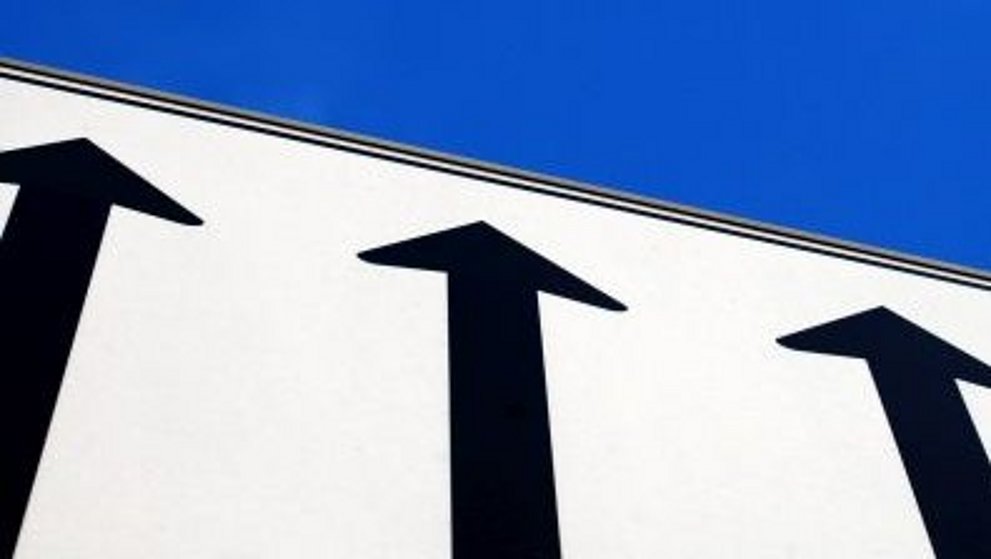 Schild mit drei Pfeilen nach oben