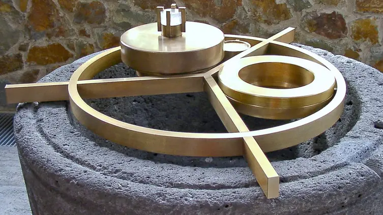 Der romanische Taufstein mit Aufsatz und Taufschale