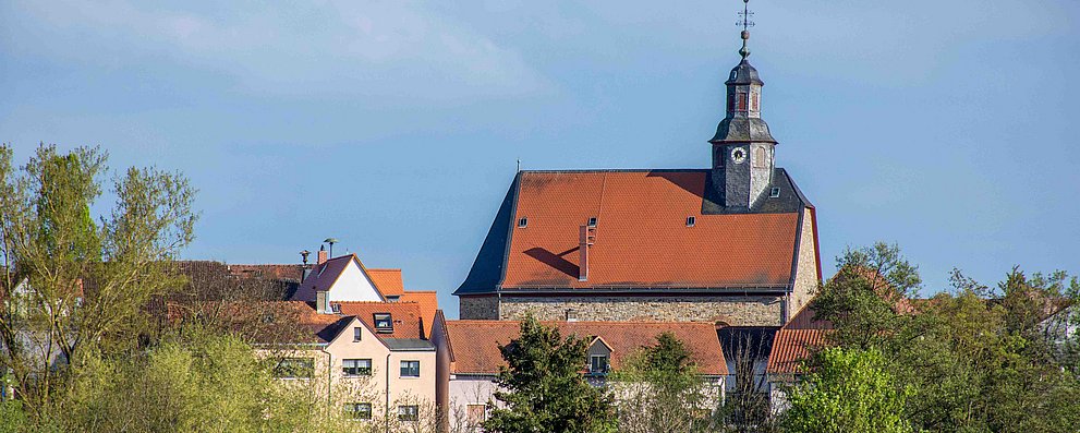 Die Burgholzhäuser Skyline mit der evangelischen Kirche vom Bahndamm aus gesehen.