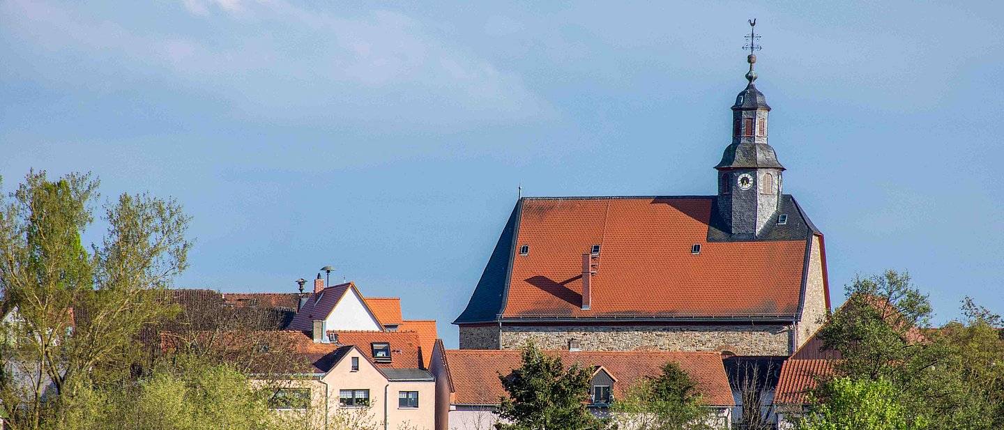Die Burgholzhäuser Skyline mit der evangelischen Kirche vom Bahndamm aus gesehen.