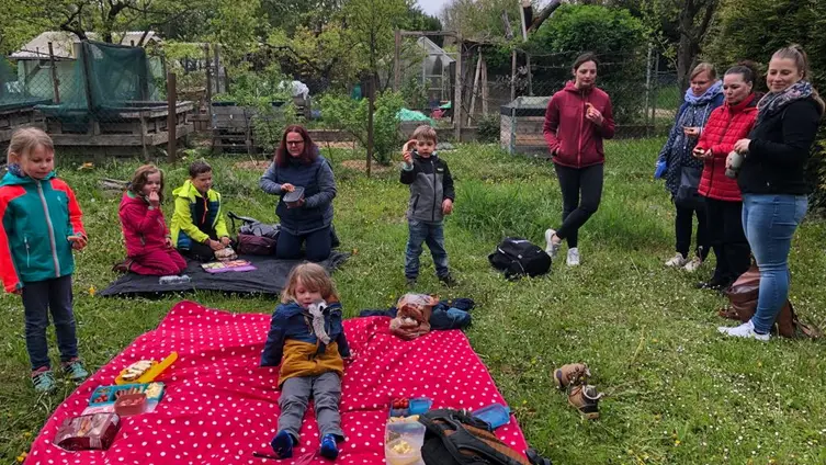 Das Foto zeigt eine gemeindame Aktivität der Eltern, Kinder und Erzieher des Haus des Kindes während des Familienausfluges!