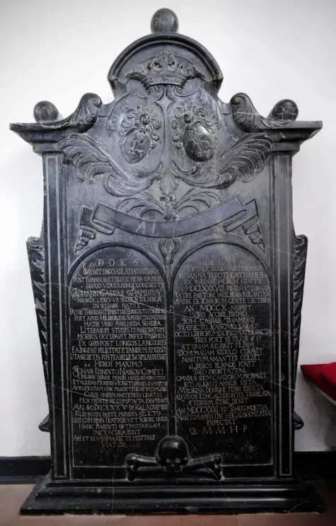 Grabplatte in der Kirche