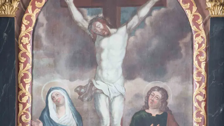 Das zentrale Bild des Hochaltars der evangelischen Kirche Burgholzhausen zeigt die Kreuzigungsszene.