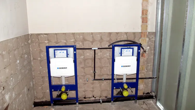 Unterkonstruktion in der Damentoilette