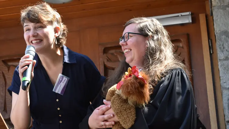 Noch ist der Gockel, den Pfarrerin Eva Lawrenz und Gemeindepädagogin Mairine Luttrell mit in ihren Gottesdienst gebracht hatten, einsam – bald bekommt er einen Fisch als Kameraden dazu, ganz entsprechend der Gemeindezusammenlegung