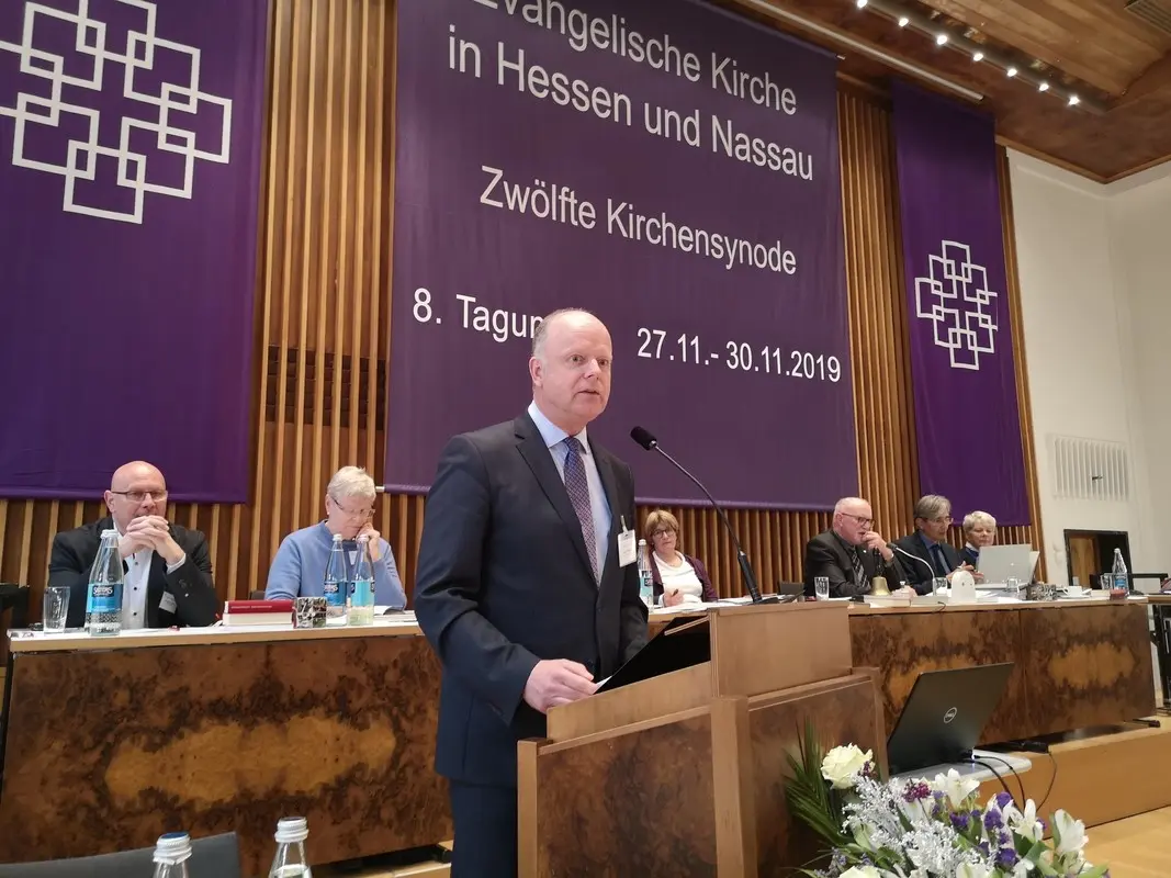 Albrecht am Rednerpult