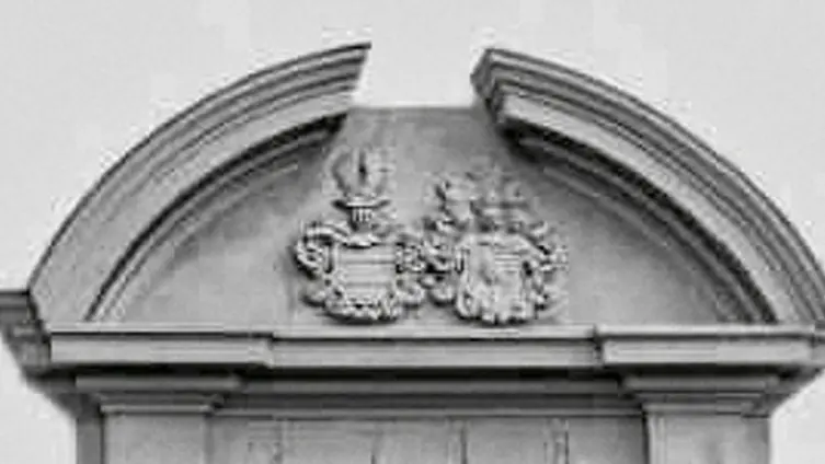 Fries über dem Eingang der Kirche