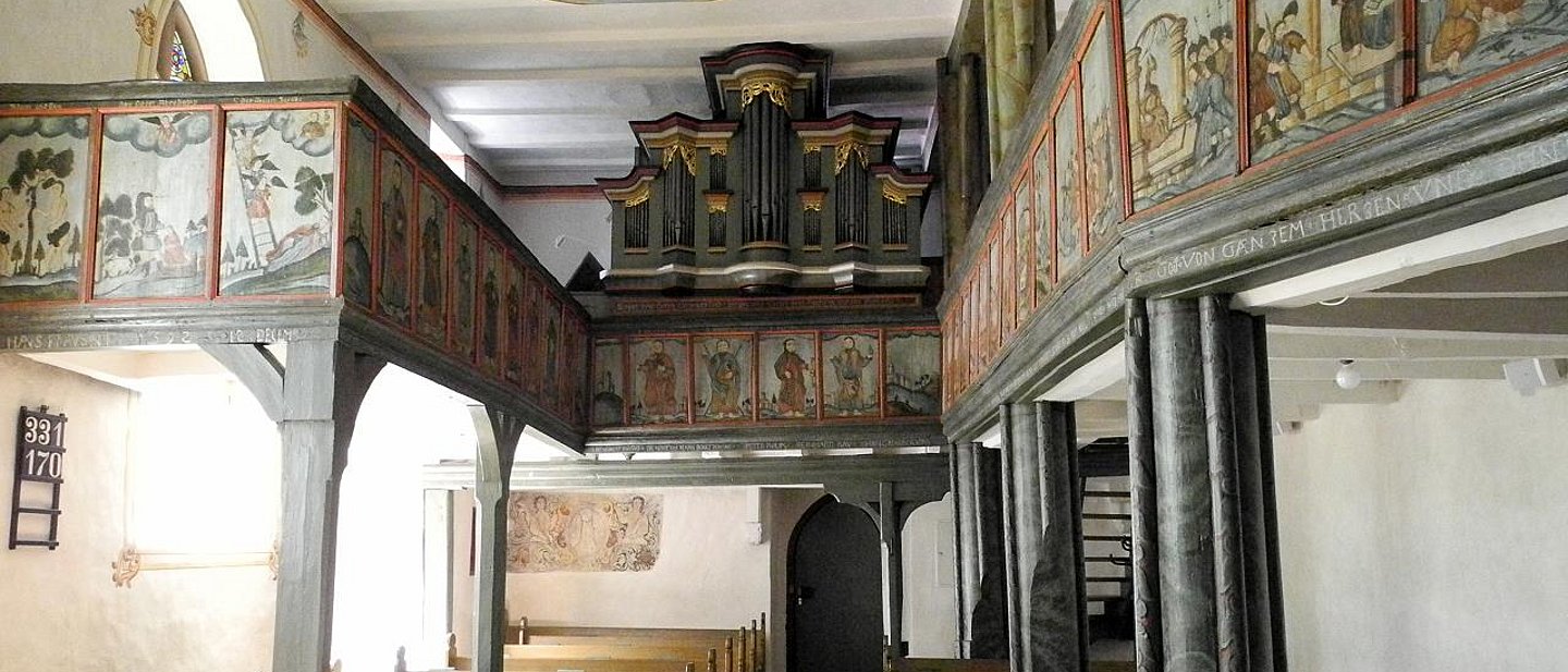 Blick ins Kirchenschiff