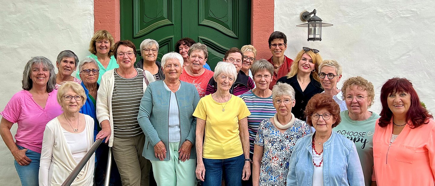 Die Sängerinnen des Evangelischen Kirchenchors Biebesheim stehen an der Evangelischen Kirche Biebesheim