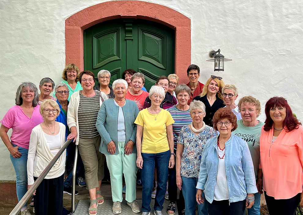 Die Sängerinnen des Evangelischen Kirchenchors Biebesheim stehen an der Evangelischen Kirche Biebesheim