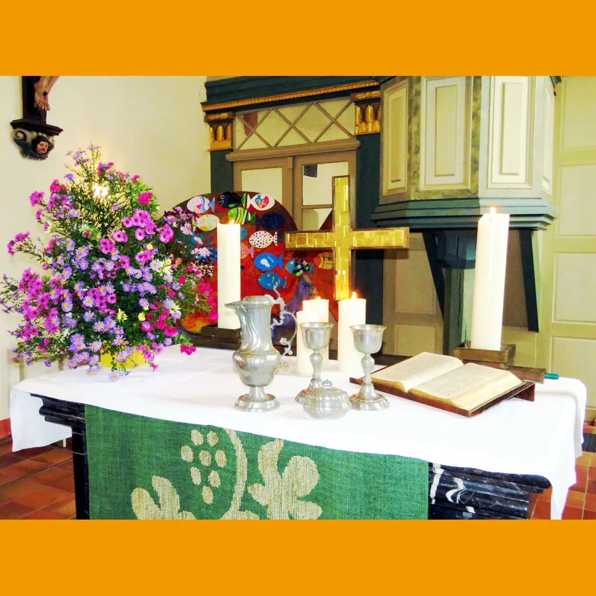 Altar mit Abendmahlsgeschirr