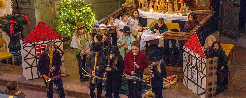 Krippenspiel in der evangelischen Kirche Burgholzhausen. Das Bild zeigt Kinder vor dem Hochaltar.