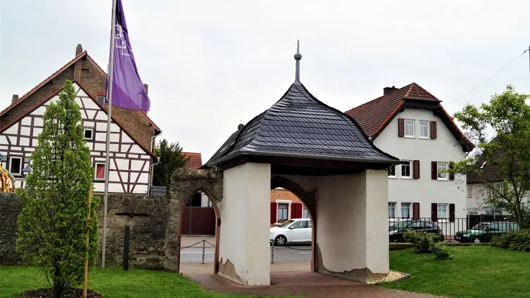 Blick auf das Steintor im Kirchgarten Bauschheim