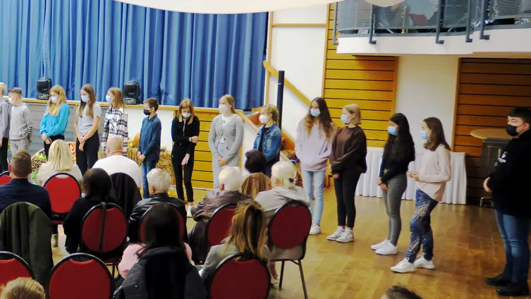 Gottesdienst zum Erntedank mit Begrüßung und Vorstellung der Konfirmandinnen und Konfirmanden am 03.10.2021 im Volkshaus