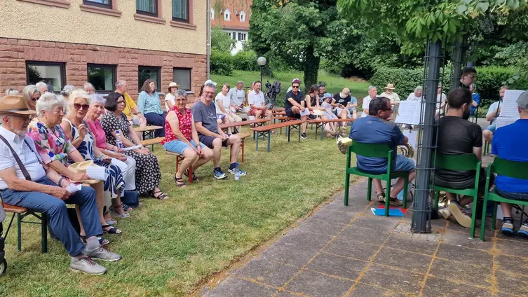 Zuhörer auf dem Vorplatz des Gemeindehauses