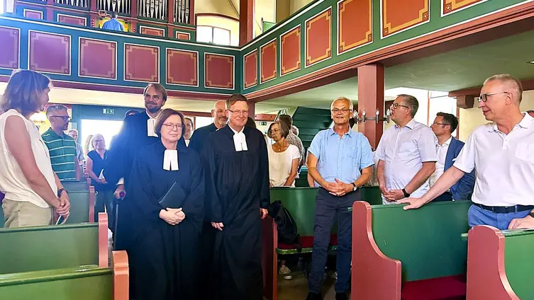 Die Stellvertrendte Kirchenrpräsident Ulrike Scherf zieht mit Carsten Tag, beide im schwarzen Talar,  in die Kirche ein, dahinter Andreas Lipsch und Georg Joch Blessen