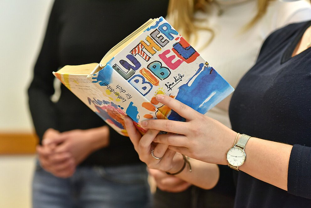 Man sieht Jugendliche in einem Klassenzimmer im Religionsunterricht