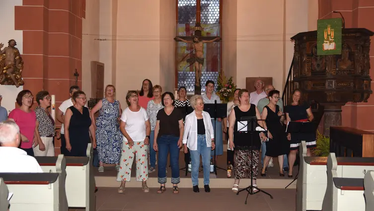 Chor im Altarraum der Niddaer Stadtkirche, überwiegend Frauen, keinee einheitliche Kleidung.