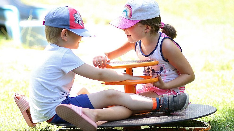 Garten der KiTa mit Kletter- und Spielgeräten