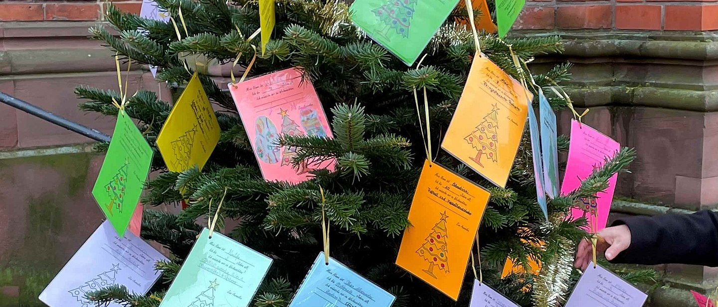 Tannenbaum mit Wunschzetteln 