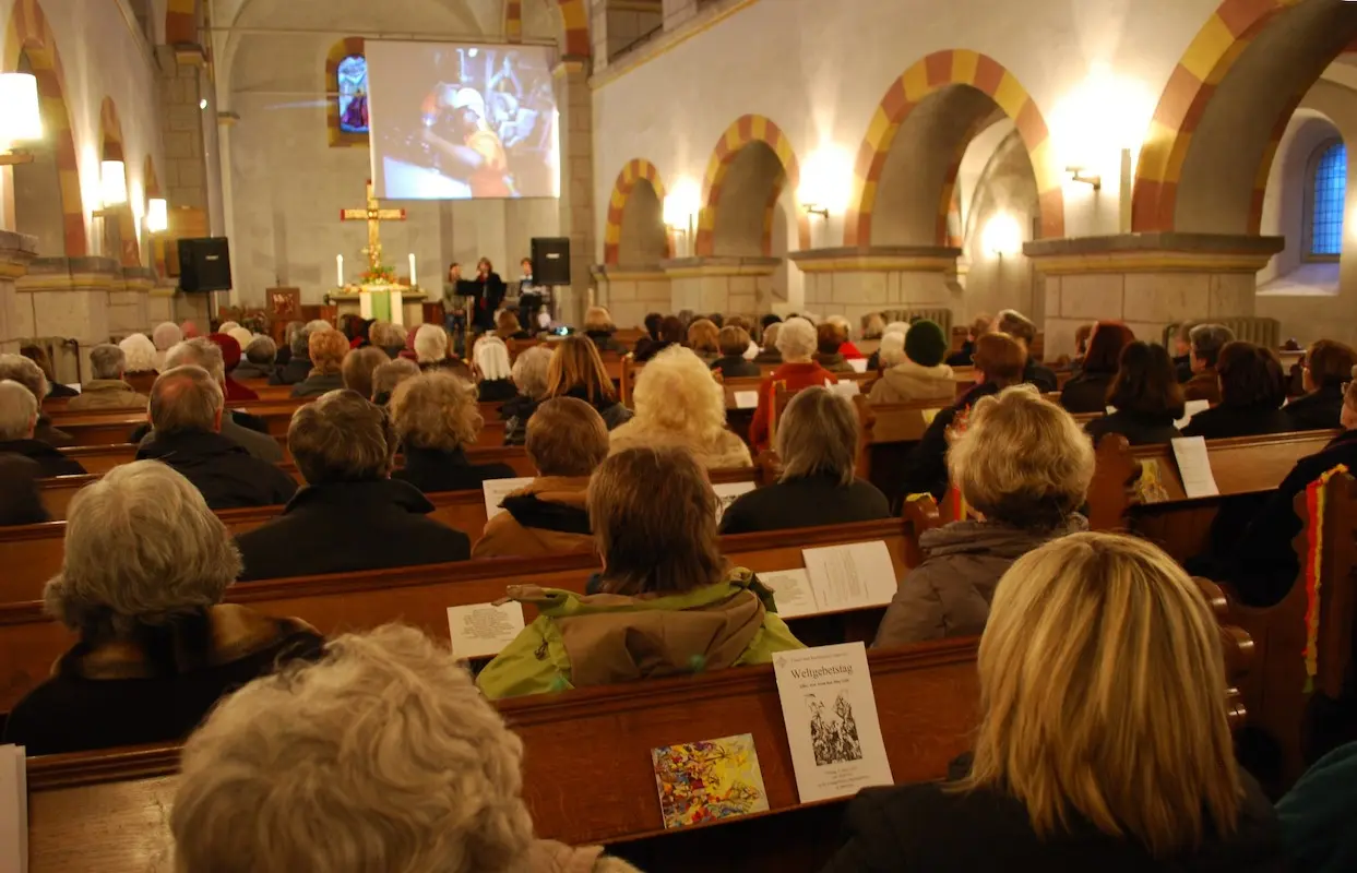 Kirche mit vielen Besuchern von hinten aufgnommen.