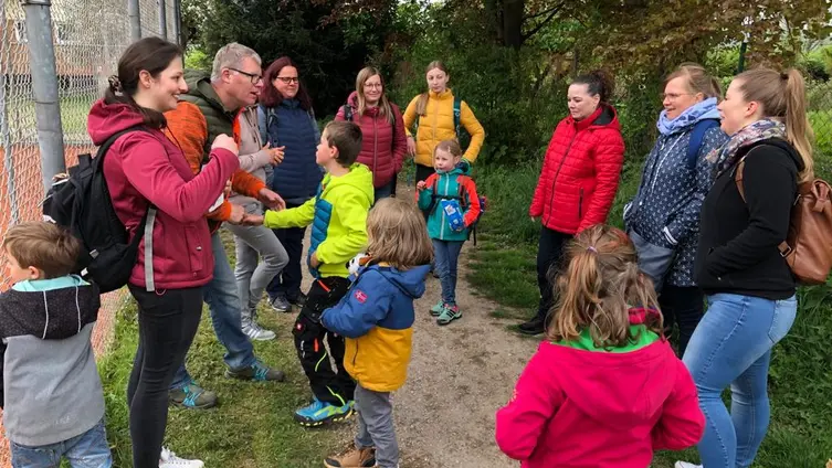Das Foto zeigt eine gemeindame Aktivität der Eltern, Kinder und Erzieher des Haus des Kindes während des Familienausfluges!