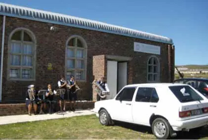 Die Brass Band spielt am Partnerschaftssonntag vor der Kirche in Bloemendal.