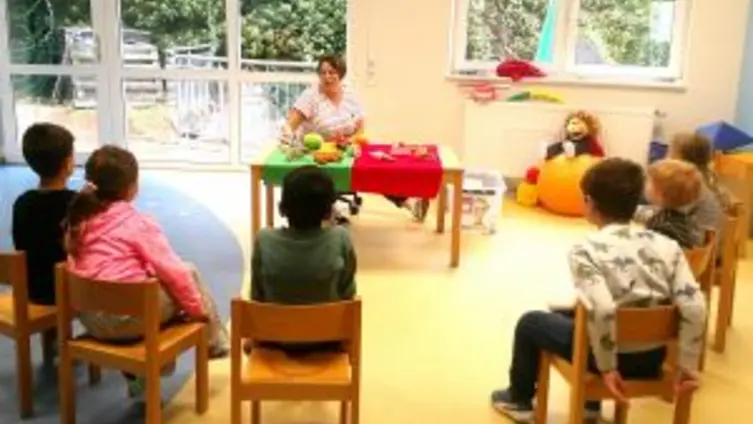 Die Zahnärztin zu Besuch in der KiTa.