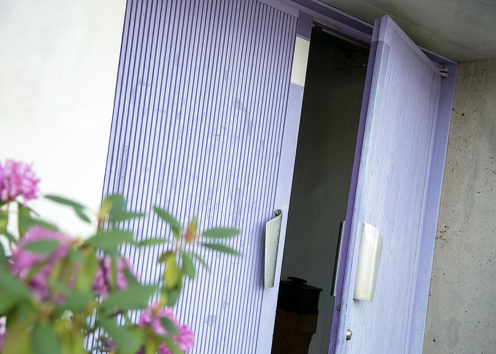 Links vorne ist Blumenschmuck