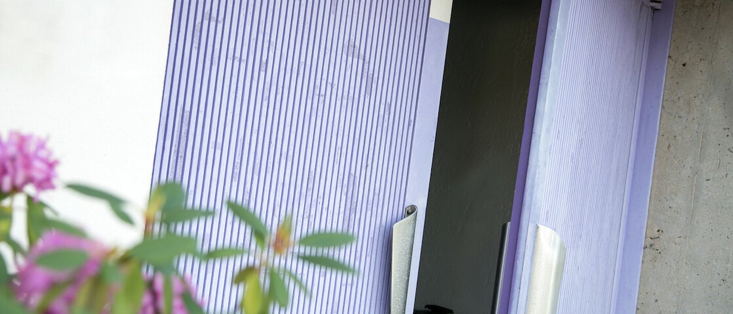 Links vorne ist Blumenschmuck