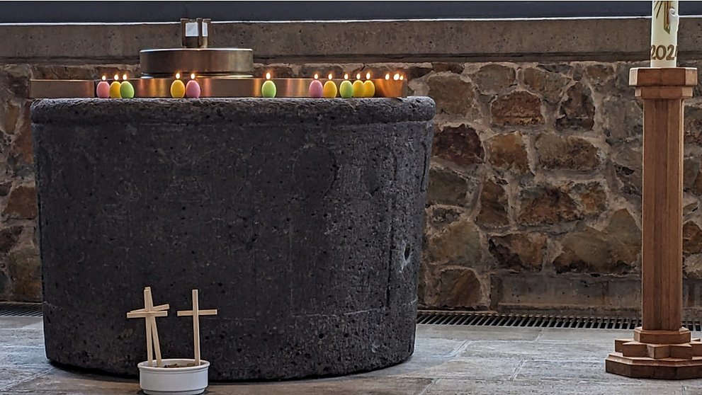 Kreuze und Kerze aus der Geschichte im Ostergottesdienst 2024 für Kleine und Große