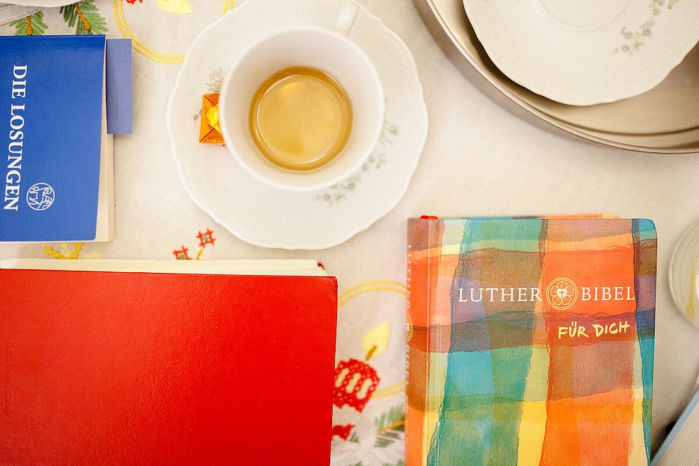 Bibelmn und Kaffeetasse auf einem Tisch