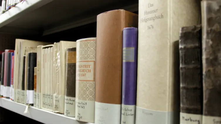 Bücher in einem Regal