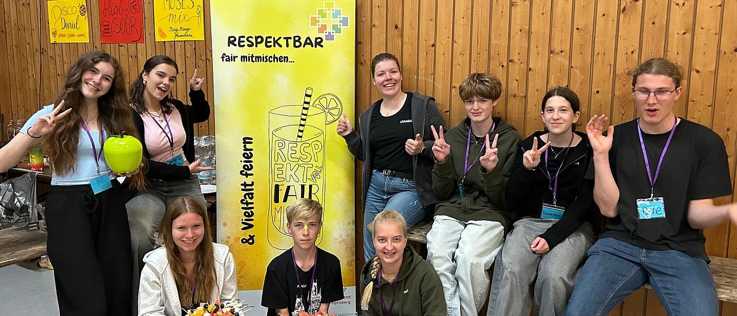 Gruppe von Jugendlichen und jungen Erwachsenen