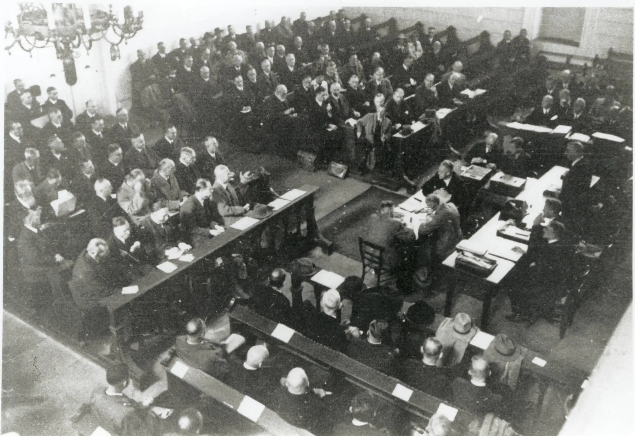 Blick von oben auf die Versammlung in der Burgkirche Friedberg