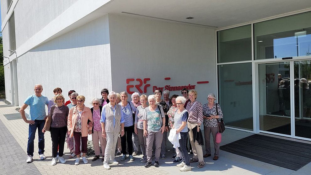 Gruppenbild Frauenkreis Liebenscheid beim Besuch des ERF in Wetzlar