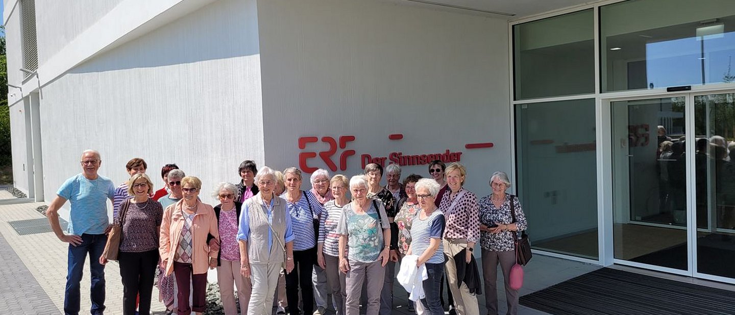 Gruppenbild Frauenkreis Liebenscheid beim Besuch des ERF in Wetzlar