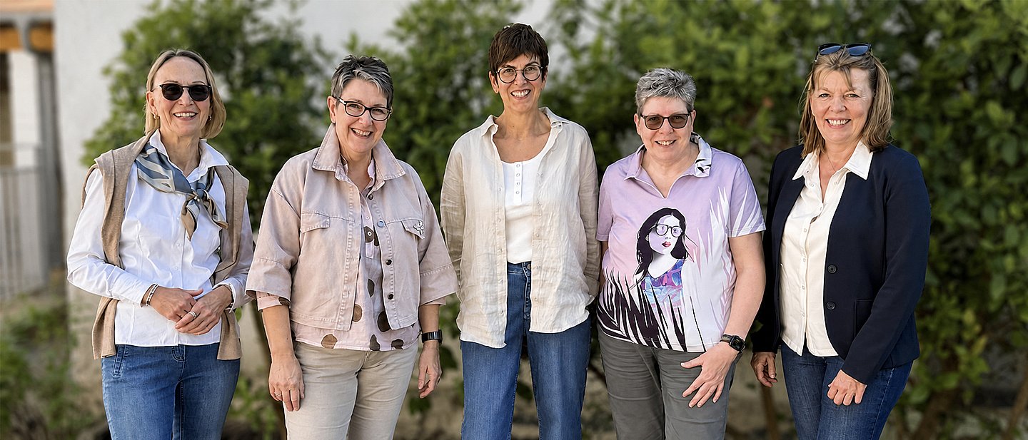 5 Frauen die als Sekretärinnen bei der Gesamtgemeinde in den Weinbergen Worms arneiten